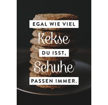 Stapel Kekse mit dem Text: Egal wie viele Kekse du isst, Schuhe passen immer.