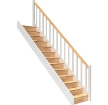 Treppe mit Holzstufen und weißem Geländer