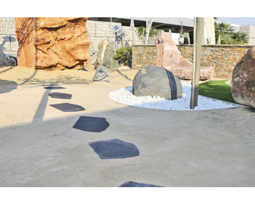 Dekorativer Garten mit Steinen und Trittplatten