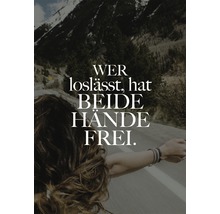 Wer loslässt, hat beide Hände frei Schrift vor Landschaft