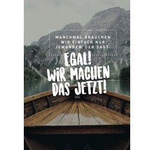 Motivierende Botschaft vor Bergkulisse und Bootsansicht: Manchmal brauchen wir einfach nur jemanden, der sagt: Egal! Wir machen das jetzt!