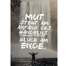 "Ein Mann steht mit erhobenen Armen vor einem Wasserfall