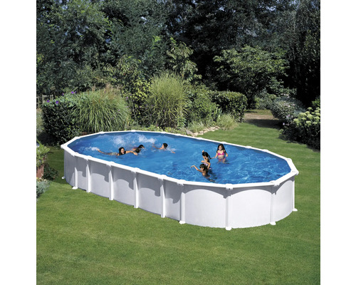 Ovaler Pool mit Personen im Garten.