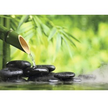 Bambusrohr gießt Wasser auf Steine für Zen-Garten-Dekoration