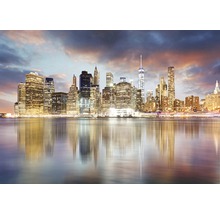 Skyline von New York mit Gewässerreflexionen