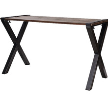Schreibtisch mit Tischplatte aus Holz und X-förmigen Metallbeinen