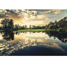 Flusslandschaft mit Bäumen und Himmelsspiegelung im Wasser