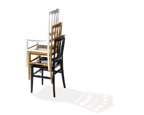 Stapel aus drei Stühlen aus Holz