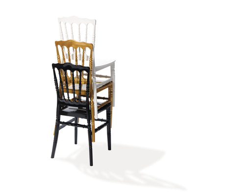 Stapel aus drei Holzstühlen