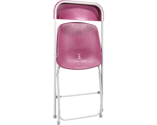 Zusammengeklappter Klappstuhl mit Stahlrahmen und Kunststoff-Sitzfläche