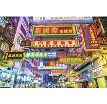 Blick auf eine belebte Straße mit zahlreichen Schildern in einer asiatischen Stadt bei Nacht.