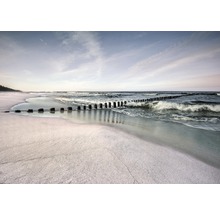 Strand mit Buhnen im Meer