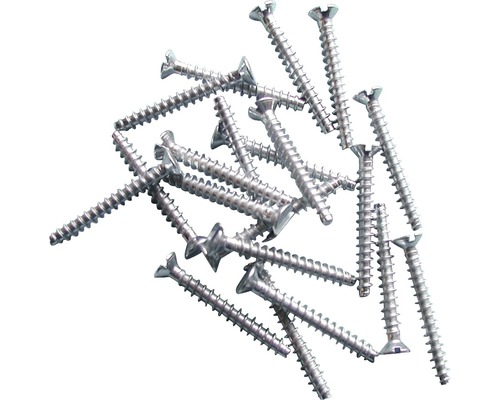 Mehrere Stahlschrauben mit Schlitzkopf