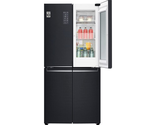 Schwarzer Kühlschrank mit vier Türen, von denen eine geöffnet ist und den Blick auf Getränke im Inneren freigibt.