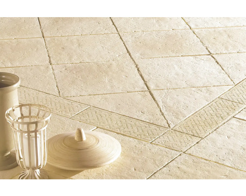 Verlegte Bodenfliesen mit Dekorband und Dekoration