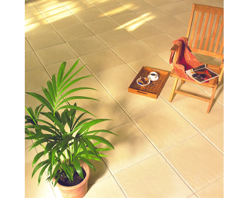 Helle Bodenfliesen mit Pflanze, Stuhl und Tablett mit Kaffee