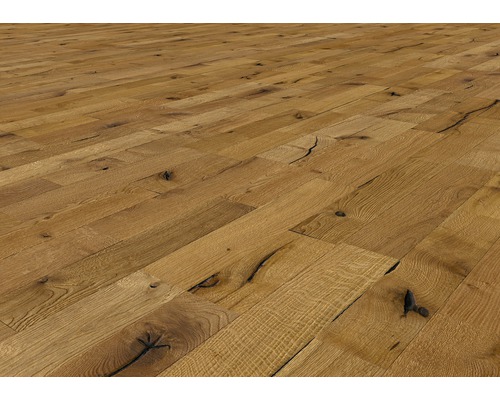 Verlegter Holzboden aus Eiche mit Astlöchern und Rissen
