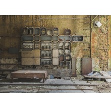 Alte Schalttafel an einer Wand in einem Lagerraum