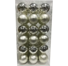 Verpackung mit 18 silberfarbenen Christbaumkugeln