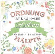 Dekoratives Bild mit der Aufschrift Ordnung ist das halbe Leben. Ich lebe in der anderen Hälfte.