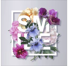 Blumenarrangement mit Schriftzug in einem weißen Rahmen