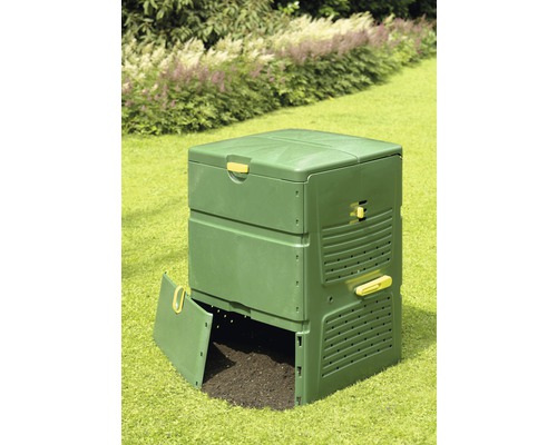 Komposter aus Kunststoff im Garten