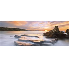 Landschaft mit Felsen, Wasser und Sonnenuntergang