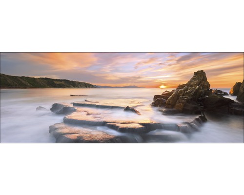 Landschaft mit Felsen, Wasser und Sonnenuntergang