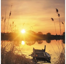 Sonnenaufgang am See mit Holzsteg und Schilf