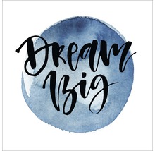 Dekoratives Wandbild mit dem Schriftzug ''Dream Big'' vor blauem Aquarellhintergrund