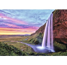 Landschaft mit Wasserfall und Sonnenuntergang