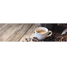 Tasse Kaffee mit Kaffeebohnen auf Holztisch