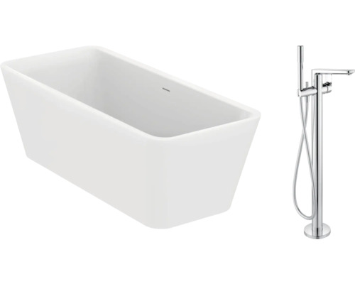 Freistehende Badewanne und Badarmatur