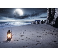 Nachtszene mit einem leuchtenden Windlicht am Strand unter einem großen Mond