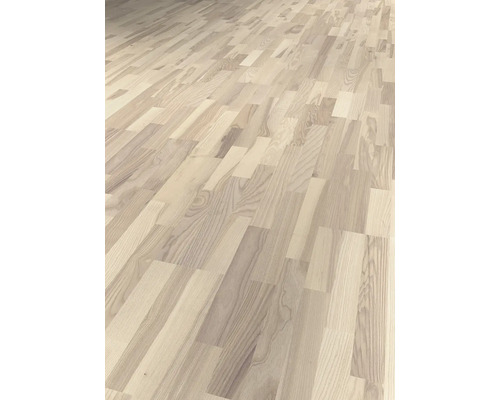 Heller Holzboden mit natürlicher Maserung