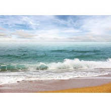 Eine Küstenlandschaft mit Meer, Sandstrand und blauem Himmel.