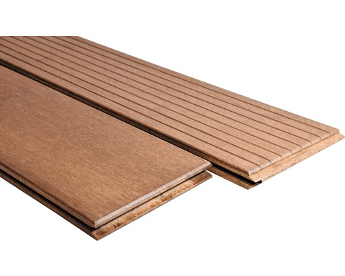 Terrassendielen aus Holz mit glatter und geriffelter Oberfläche