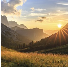 Berglandschaft mit Wiesen und Sonnenaufgang