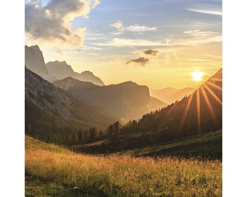 Berglandschaft mit Wiesen und Sonnenaufgang
