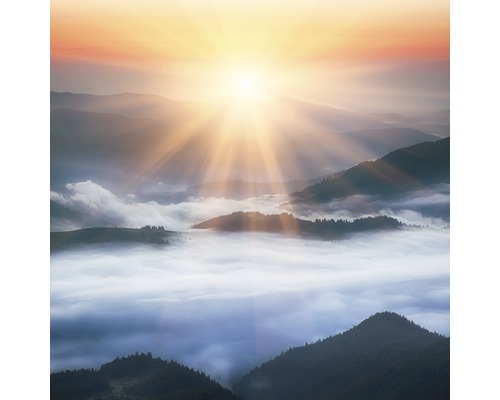 Berge im Nebel mit Sonnenaufgang