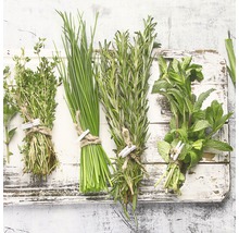 Bündel frischer Kräuter wie Thymian, Schnittlauch, Rosmarin und Minze auf einem Holzbrett