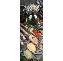 Nahaufnahme von Gewürzen in Holzlöffeln und einer Ölflasche