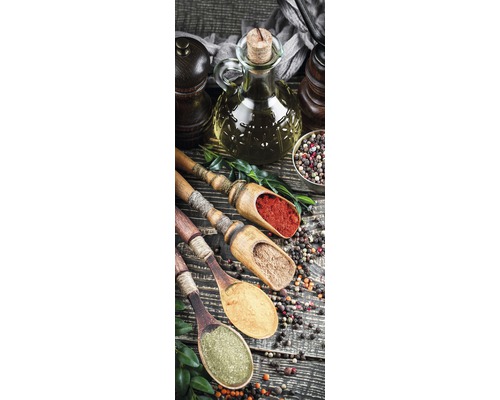 Nahaufnahme von Gewürzen in Holzlöffeln und einer Ölflasche