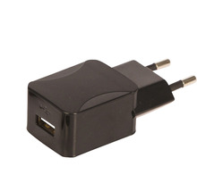 Schwarzes USB-Ladegerät mit Eurostecker