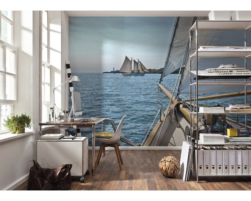 Büro mit Fototapete eines Segelboots auf dem Meer