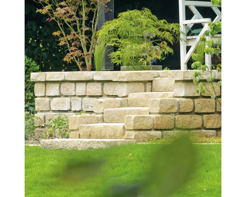 Treppe aus Steinblöcken in einem Garten.