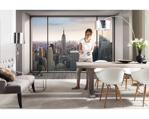 Heller Wohnraum mit Essbereich, Sessel, Stehlampe und Blick auf New York