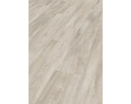 Heller Laminatboden mit Holzoptik.