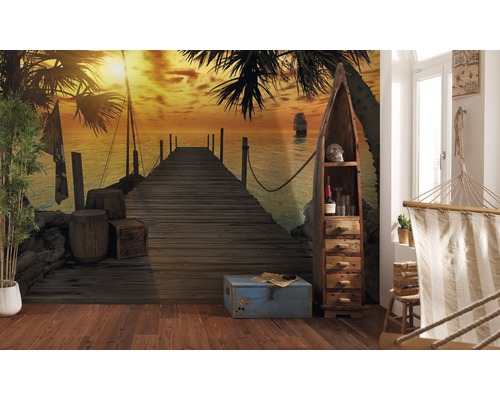 Dekoratives Vlies-Fototapeten-Motiv mit Steg, Meer und Piratenflair für den Innenbereich