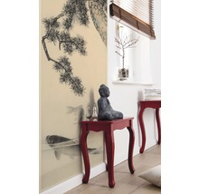 Dekoratives Wohnzimmer mit Wandbild, Beistelltischen und Buddhafigur